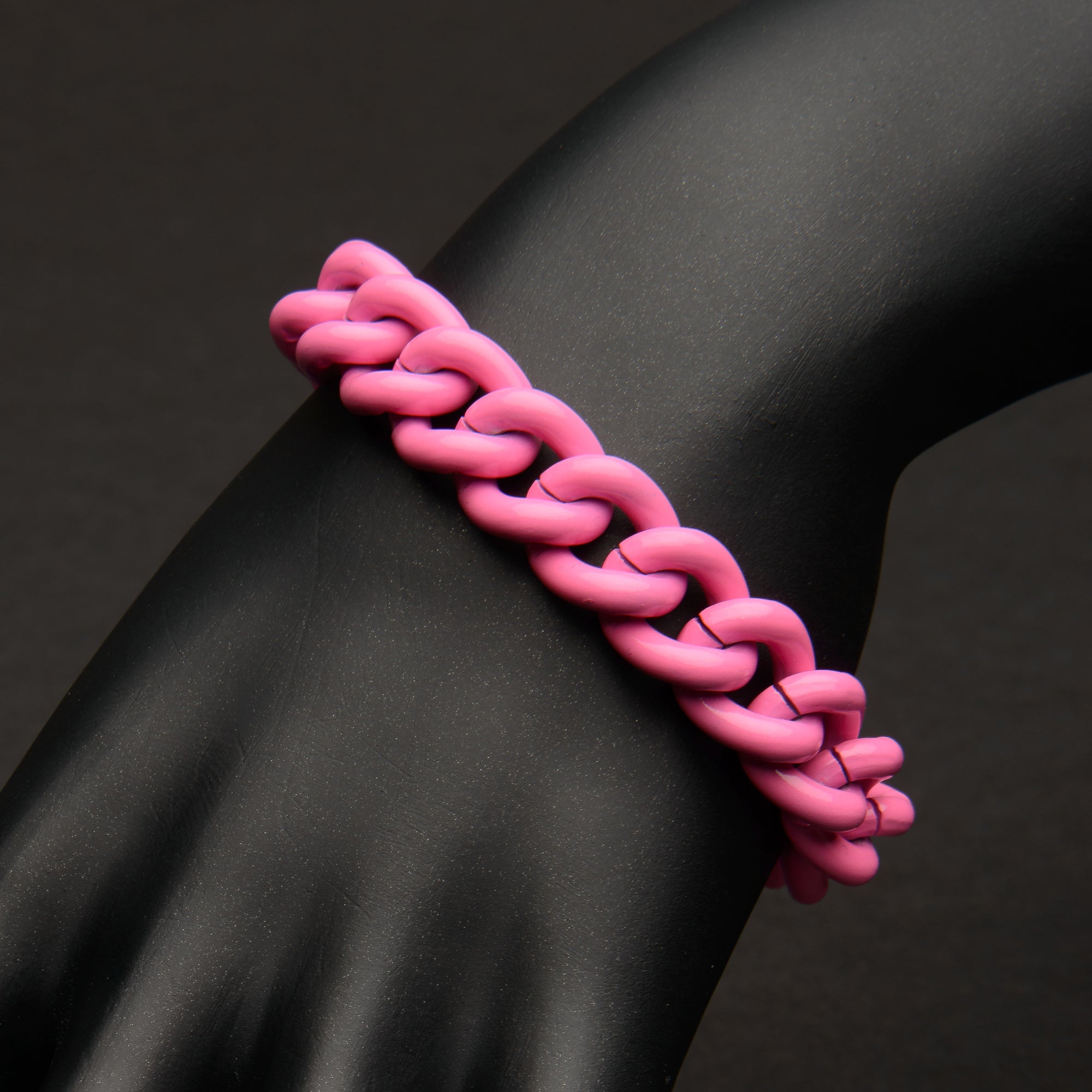 Bracciale dallo stile grintoso grazie alla verniciatura color rosa della catena grumetta che crea un elegante contrasto con la chiusura a moschettone rotondo galvanizzata oro 24 carati. I materiali, completamente nichel free, sono anallergici e testati per durare. Regalo perfetto per chi ama un gioiello giovane e alla moda