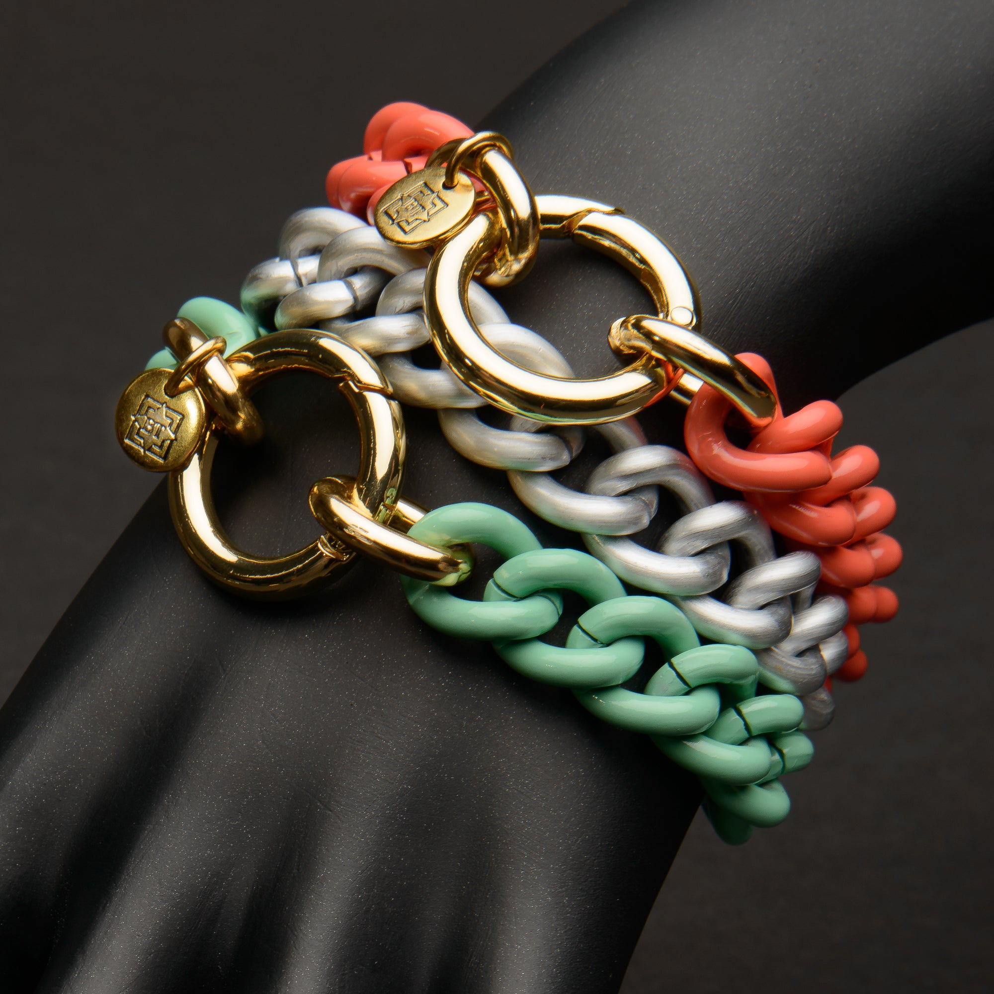 Trio di Bracciali lussuosi ed eleganti dalla verniciatura color argento, salmone, tiffany della catena che crea un elegante contrasto con la chiusura sicura a moschettone galvanizzata oro 24 carati. Il regalo ideale per chi apprezza l'eleganza sofisticata. Un pezzo unico che simboleggia moda e classe.