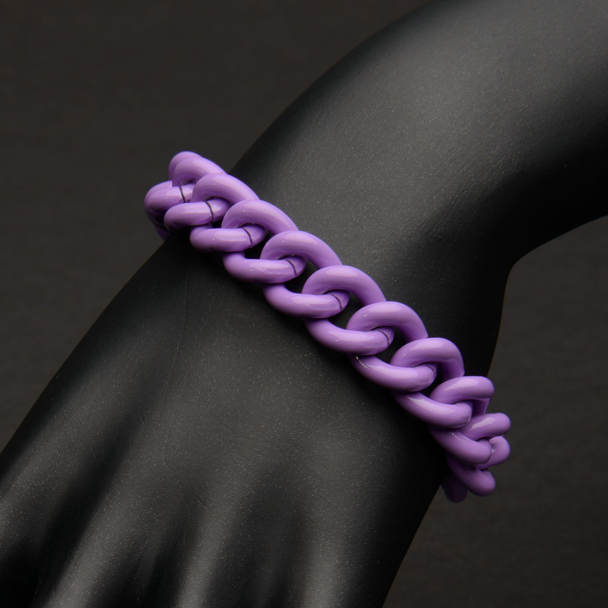 Bracciale dallo stile grintoso grazie alla verniciatura color viola della catena grumetta che crea un elegante contrasto con la chiusura a moschettone rotondo galvanizzata argento 925 carati. I materiali, completamente nichel free, sono anallergici e testati per durare. Regalo perfetto per chi ama un gioiello giovane e alla moda