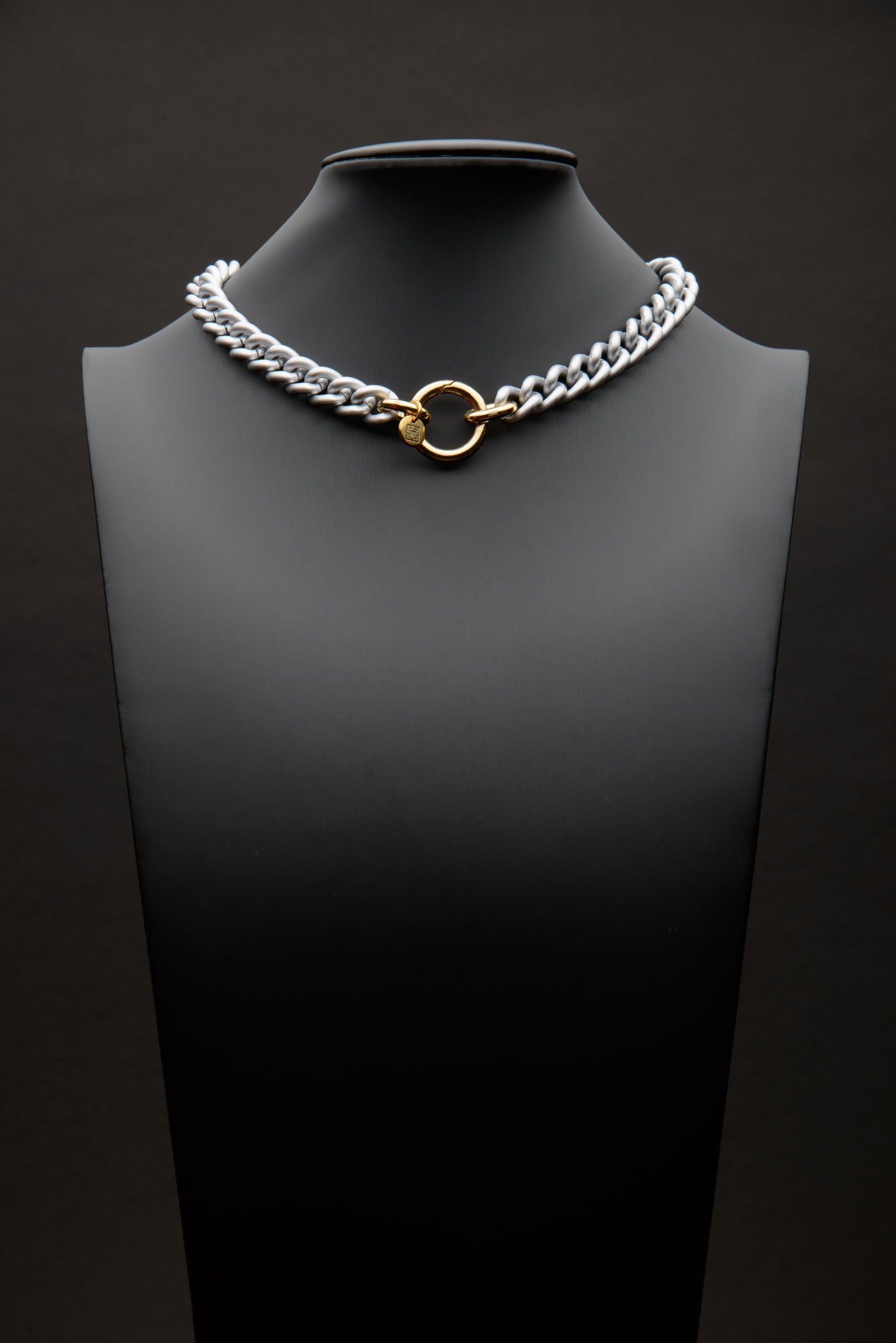 Collana lussuosa ed elegante dalla verniciatura color argento della catena che crea un elegante contrasto con la chiusura sicura a moschettone galvanizzata oro 24 carati. Il regalo ideale per chi apprezza l'eleganza sofisticata. Un pezzo unico che simboleggia moda e classe.