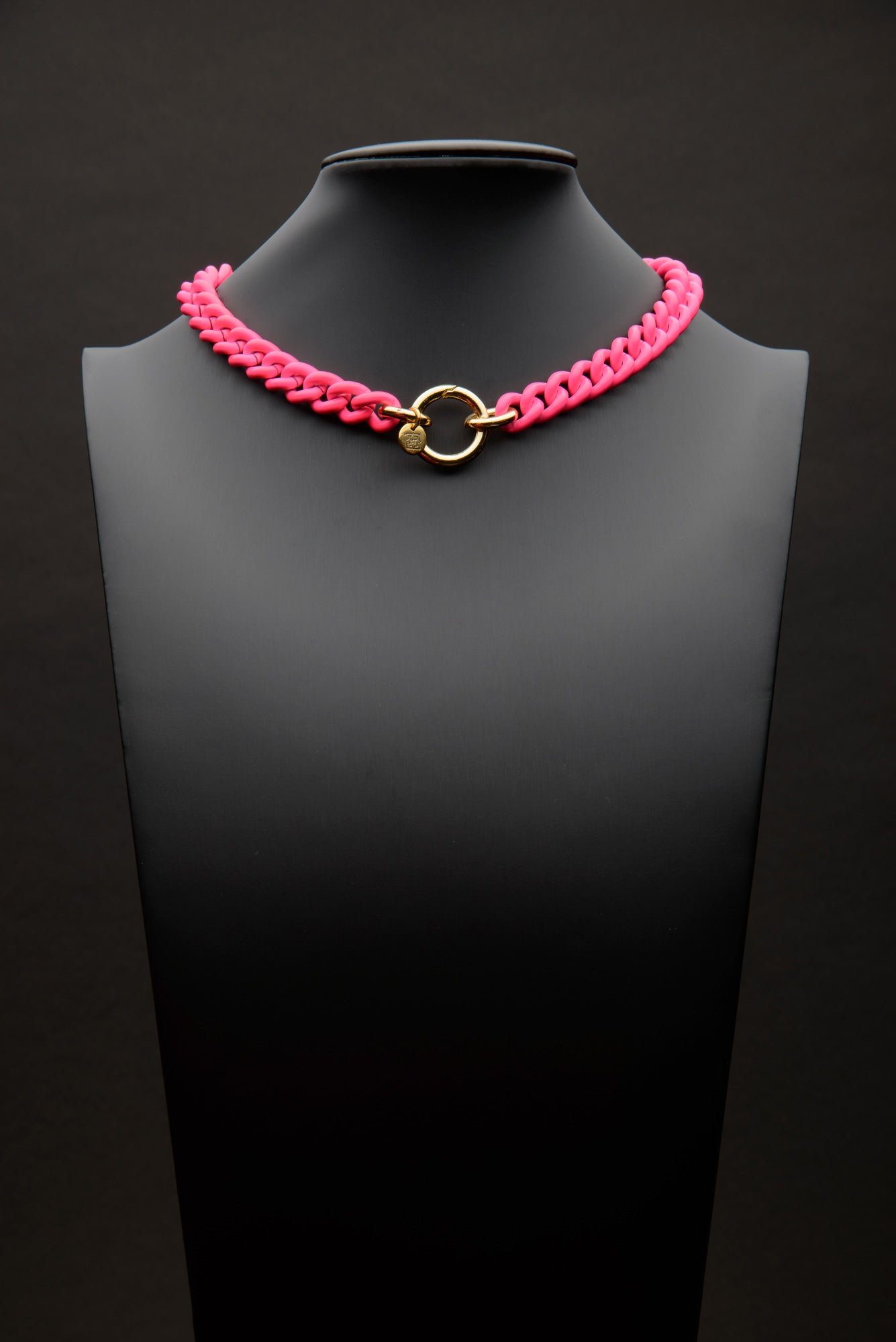 Collana lussuosa ed elegante dalla verniciatura color fucsia fluo della catena che crea un elegante contrasto con la chiusura sicura a moschettone galvanizzata oro 24 carati. Il regalo ideale per chi apprezza l'eleganza sofisticata. Un pezzo unico che simboleggia moda e classe