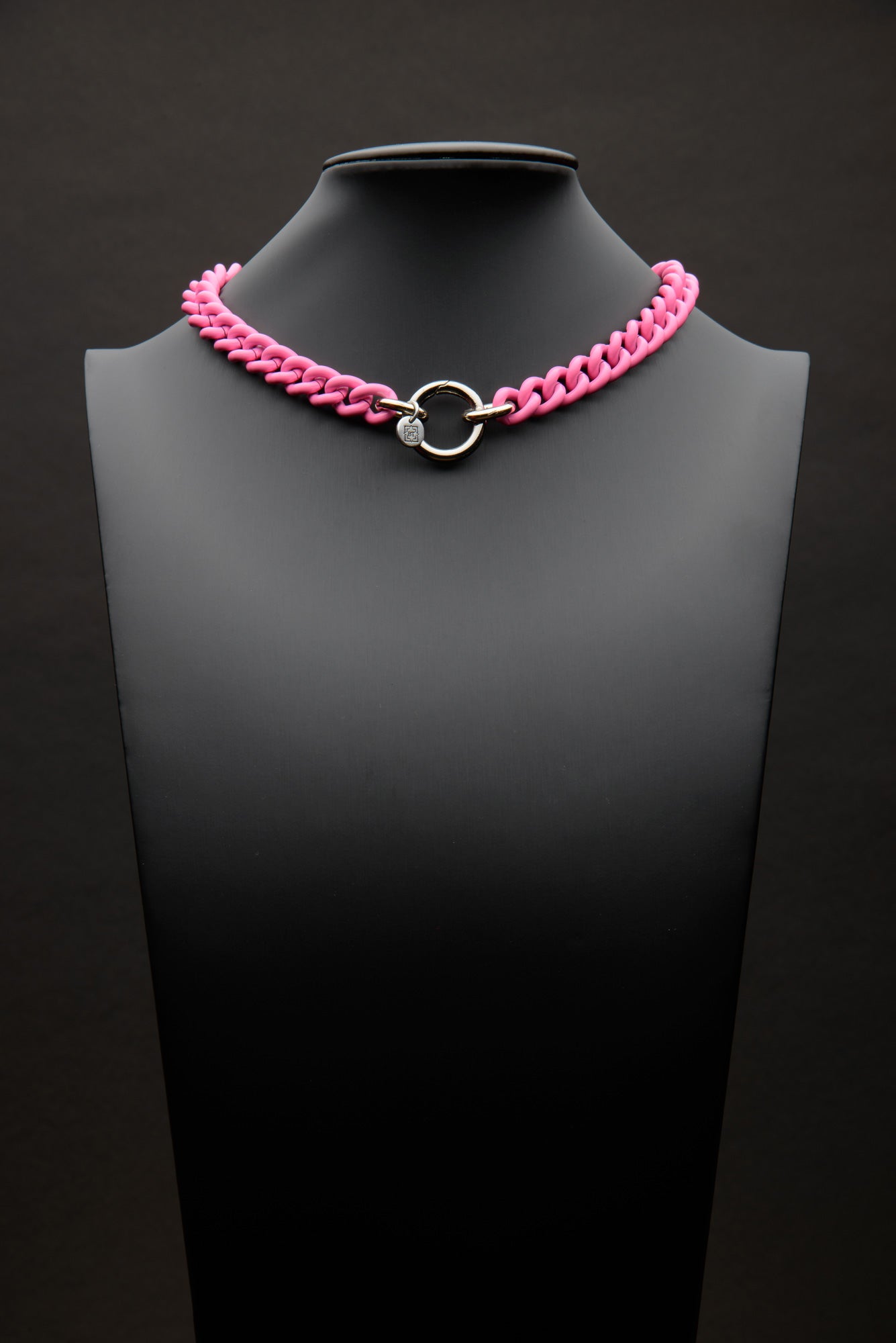 Collana dallo stile grintoso grazie alla verniciatura color rosa della catena grumetta che crea un elegante contrasto con la chiusura a moschettone rotondo galvanizzata argento 925 carati. I materiali, completamente nichel free, sono anallergici e testati per durare. Regalo perfetto per chi ama un gioiello giovane e alla moda