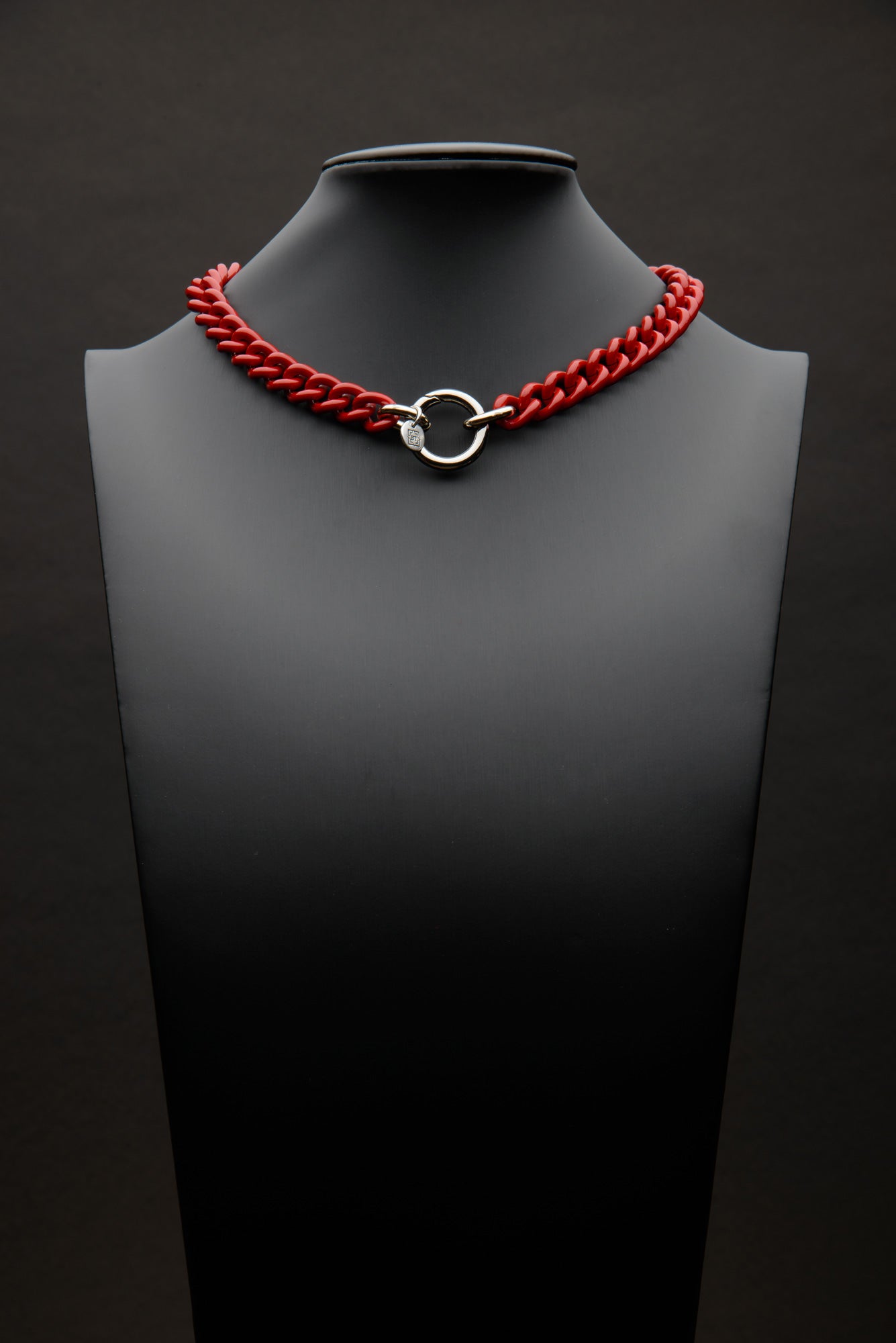 Collana dallo stile grintoso grazie alla verniciatura color rosso della catena grumetta che crea un elegante contrasto con la chiusura a moschettone rotondo galvanizzata argento 925 carati. I materiali, completamente nichel free, sono anallergici e testati per durare. Regalo perfetto per chi ama un gioiello giovane e alla moda